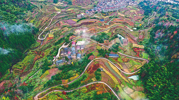 Silnice, jejíž zatáčky vyvolávají závrať v Taizhou (Tchaj-čou) v provincii Zhejiang (Če-ťiang). Fotografie: deník China Daily