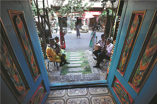 Lidoví umělci vystupují v čajovně ve starobylém městě v prefektuře Kašgar v Ujgurské autonomní oblasti Xinjiang. [Fotografie: Wei Xiaohao / deník China Daily]